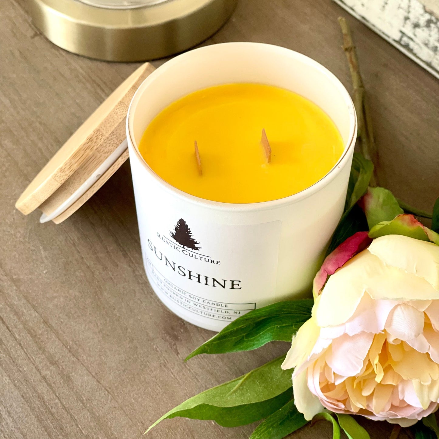 Sunshine soy candle. Citrus forward with hints of tropical fruit, earthy grass and vanilla