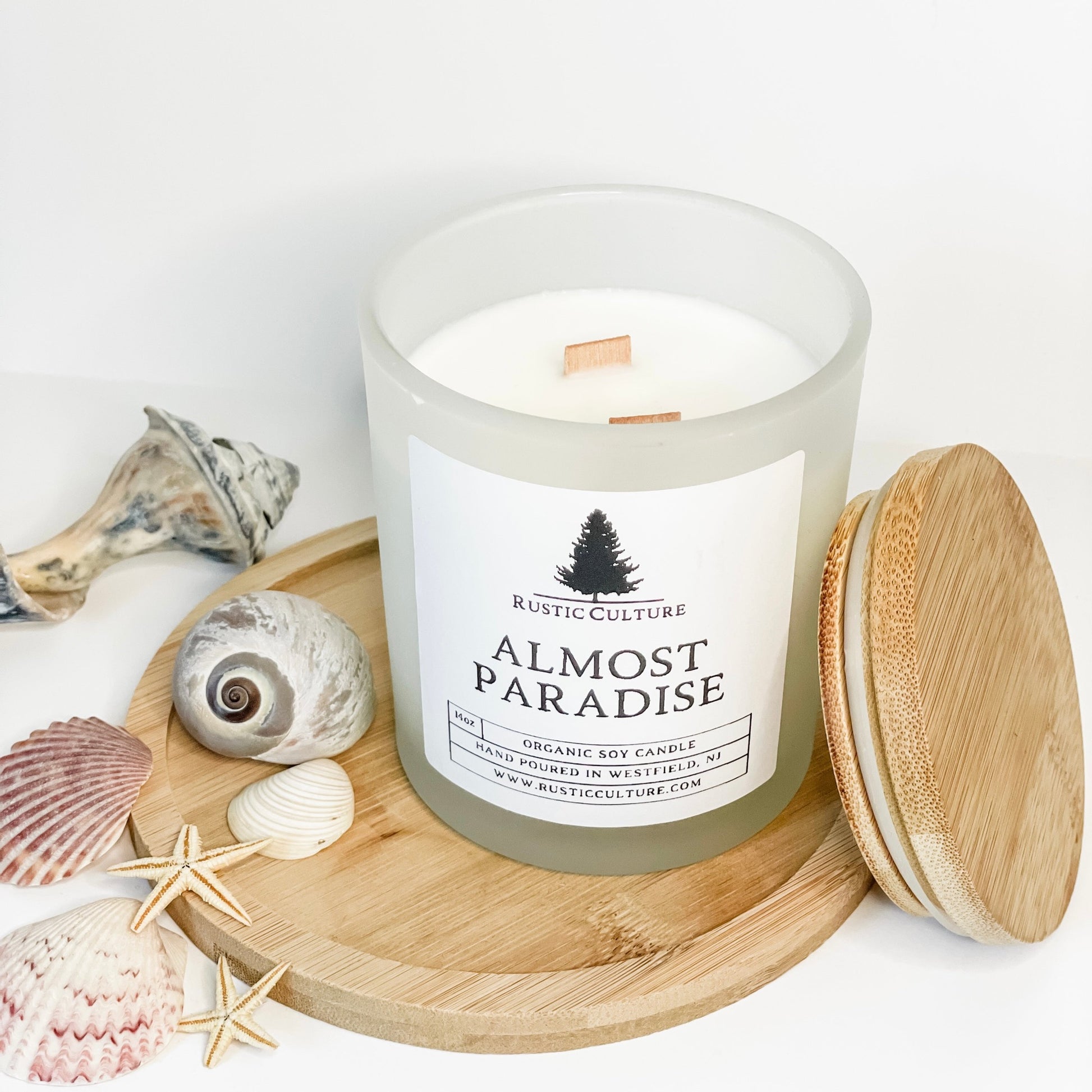 Almost paradise candle. Light tropical scent.